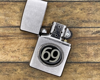 Accendino Zippo SixtyNine con spilla smaltata Vintage 69