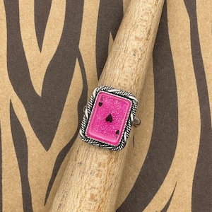 Anillo de cartas del As de Corazones con brillo rosa de Landon