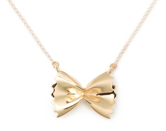 Collana con farfalle placcata oro e ciondolo a forma di papillon in argento sterling.