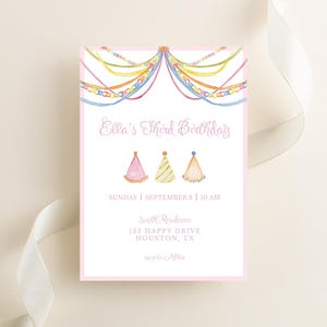 Può includere: Un invito con bordi rosa con illustrazioni ad acquerello. Il testo recita "Ella's Third Birthday" sopra tre cappelli da festa. La data, l'ora e l'indirizzo sono elencati di seguito. Ghirlande e nastri colorati decorano la parte superiore.