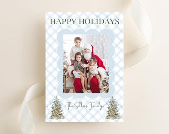 Może przedstawiać: Kartka świąteczna ze zdjęciem Świętego Mikołaja i trojga dzieci. Karta ma niebiesko-białe kratkowane tło ze słowami "HAPPY HOLIDAYS" u góry. Nazwisko rodziny jest napisane na dole.