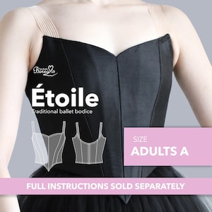 Pode incluir: Corpo de ballet preto com a palavra "Étoile" e "corpo de ballet tradicional" impressos na frente. O corpo tem um decote em coração e alças transparentes. O texto "SIZE ADULTS A" também é visível.