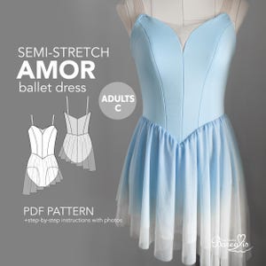 Könnte beinhalten: Hellblaues Ballett-Kleid mit herzförmigem Ausschnitt und mehrlagigem Rock, der nach Weiß verblasst, auf einer Schaufensterpuppe präsentiert. Das Kleid ist mit "AMOR" und "ADULTS C" gekennzeichnet. Das Bild enthält auch eine Strichzeichnung des Kleides und den Text "PDF PATTERN +step-by-step instructions with photos."