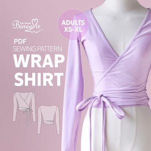 Pode incluir: Uma camisa envelope lilás em um manequim. A camisa de manga comprida amarra na cintura. A imagem inclui o texto "PDF SEWING PATTERN WRAP SHIRT" e "ADULTS XS-XL". O logotipo "Borealis" também é visível.