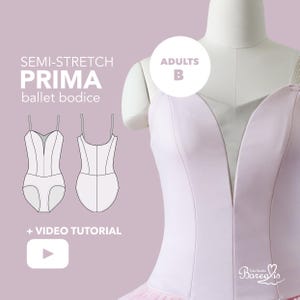 Könnte beinhalten: Ein hellrosa Ballett-Oberteil auf einer Schaufensterpuppe, mit tiefem V-Ausschnitt und Spaghettiträgern. Das Bild enthält eine Skizze des Oberteils und den Text "SEMI-STRETCH PRIMA ballet bodice" und "+ VIDEO TUTORIAL". Das Wort "ADULTS" steht in einem weißen Kreis.