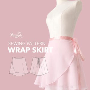Puede incluir: Una falda cruzada de color rosa claro sobre un maniquí, con un lazo de satén en la cintura. La imagen incluye el texto Borealis, SEWING PATTERN WRAP SKIRT y ADULTS XXS-XL, junto a dos ilustraciones lineales que muestran las vistas frontal y trasera.