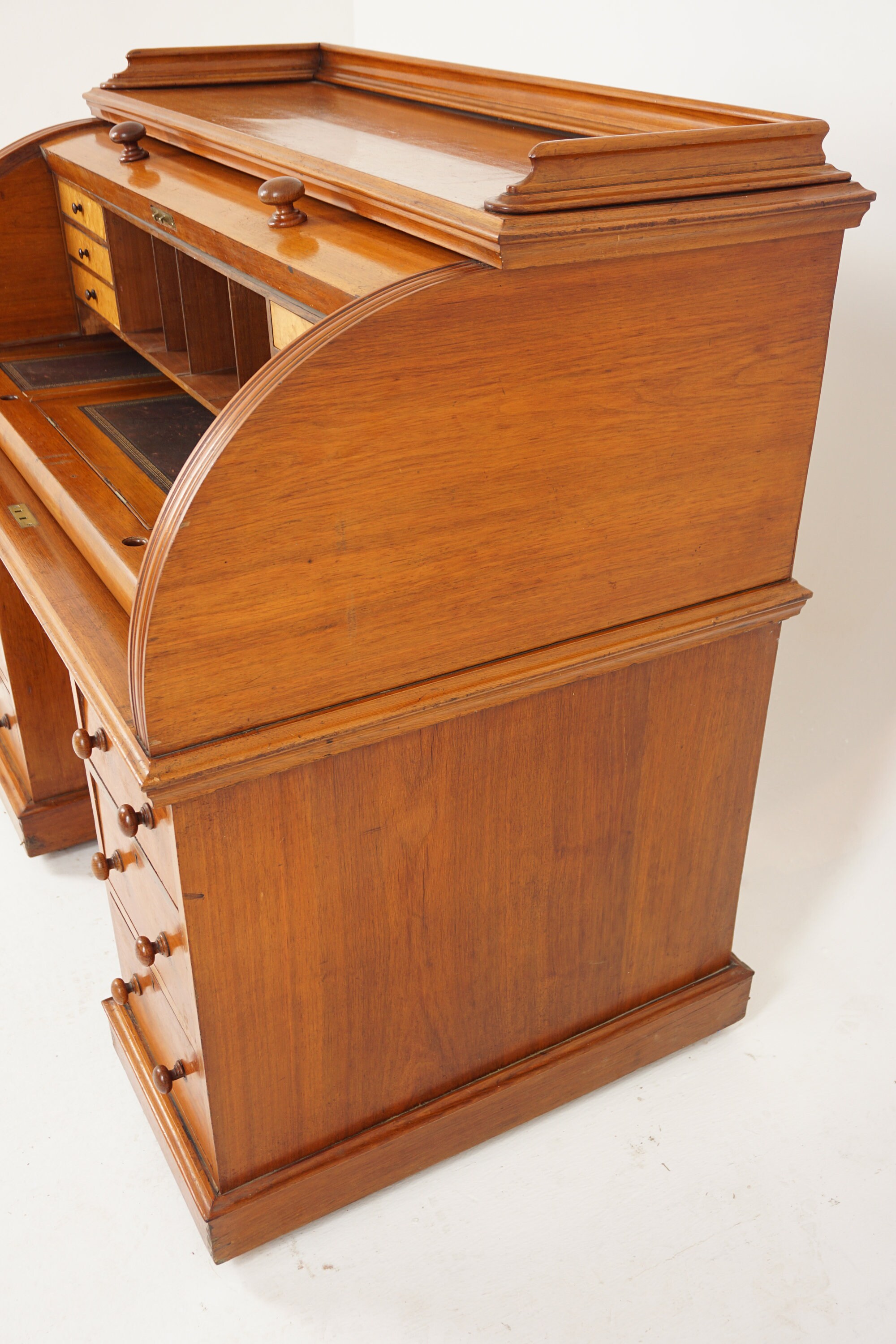 Cylinder roll top desk deals