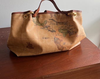 Bolso tote Alviero Martini 1ª Classe Geo Map — Hecho en Italia / Excelente estado / Lona revestida y piel color coñac / Incluye correa para el hombro