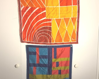Lote de 2 bufandas vintage de VERA Neumann — Diseño geométrico Op Art — Paleta de colores cálidos y vibrantes — Firmadas por Vera