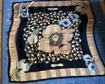 Bufanda de seda Lalique Paris de 53" con estampado floral y motivos de joyería, color negro y dorado, estilo vintage, cuadrada.