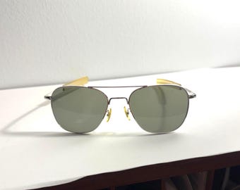 Gafas de sol estilo aviador American Optical AO vintage, fabricadas en EE. UU., con montura plateada, estilo militar, talla 5 1/2.