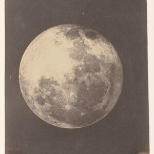 Puede incluir: Una fotografía en blanco y negro de la luna, mostrando su superficie con detalle.