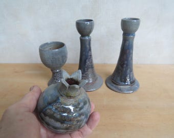 Conjunto de Shabat em cerâmica artesanal: castiçais, cálice, romã, queimado em forno a lenha e soda.