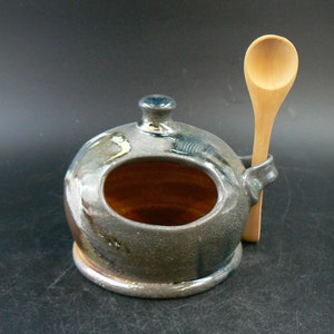 Keramisk saltkar med sked, Salt Pig, trä- och sodaeldad keramik