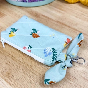 Mint Mushroom Mini Portemonnaie, Grüne Schleife Schlüsselbund, Blumen Schnecke, gesteppte Reißverschlusstasche, flache Reißverschlusstasche, kleine Kartenhalter Geldbörse,