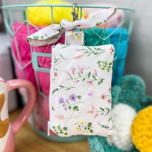 Weiß Floral Mini Portemonnaie, gesteppte Schlüssel Geldbörse, Beutel mit Schleife, gesteppte Reißverschluss Tasche, kleiner Kartenhalter, Chapstick Halter Beutel