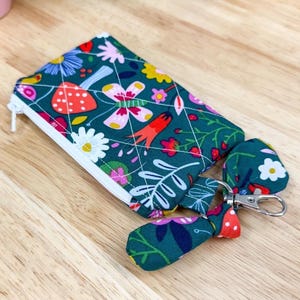 Cartera de mano con diseño de hongo verde, diseño retro de hongo, llavero acolchado, lazo de tela, bolsito pequeño con cremallera, minitarjetero