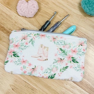 Borsa piatta trapuntata con stivali rosa, piccola borsa trapuntata, borsa per progetti con cerniera, astuccio per uncinetto, piccolo beauty case