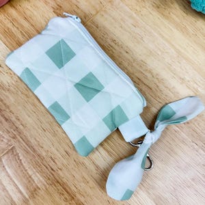 Grünes kariertes Schlüsseletui, Gestepptes Beutel-Etui mit Schleife, Kleines Kartenetui, Grünes Reißverschluss-Etui, Kleines Portemonnaie mit Schleife