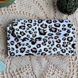 Carteira com estampa de leopardo, carteira com estampa de chita, estampa de leopardo, estampa de chita, leopardo cinza, leopardo cinza, carteira de tecido, carteira fina
