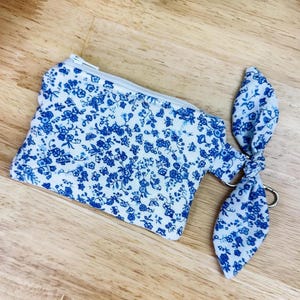 Cartera con flores azules y blancas, llavero acolchado, lazo de tela, clip giratorio, monedero acolchado con cremallera, tarjetero pequeño, minicartera de mano.