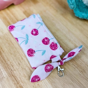 Monedero con llavero de cerezas rosas, lazo rosa, estuche acolchado con cremallera, estuche plano con cremallera, tarjetero pequeño, estuche de viaje para cosméticos