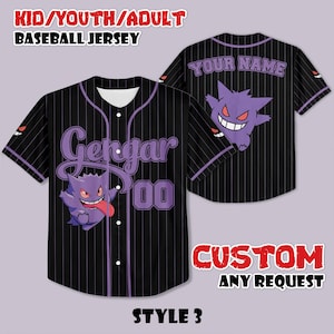 Op de afbeelding: Zwart honkbalshirt met paarse krijtstrepen, met een paarse Gengar-afbeelding en de naam "Gengar" in paars schrift. De trui heeft het nummer "00" en de tekst "YOUR NAME" op de achterkant. De tekst "KID/YOUTH/ADULT BASEBALL JERSEY" staat bovenaan.