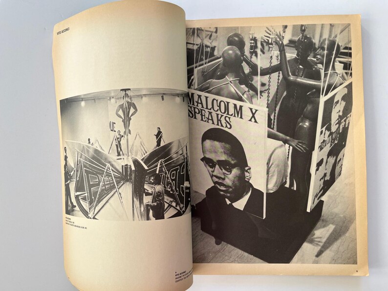 K&ouml;nnte beinhalten: Offenes Buch mit Schwarz-Wei&szlig;-Bildern. Eine Seite zeigt eine b&uuml;hnenartige Struktur mit Figuren. Die andere Seite zeigt ein Portr&auml;t von Malcolm X mit dem Text "Malcolm X Speaks" und andere Bilder.