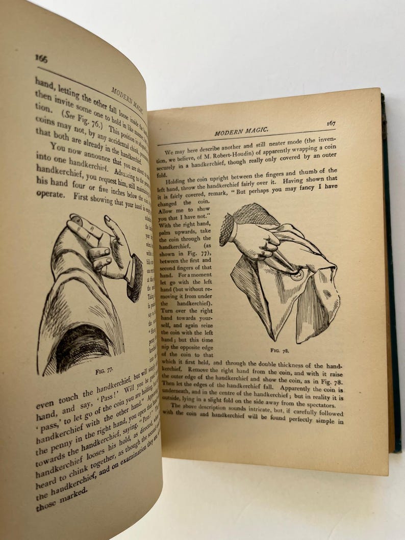 K&ouml;nnte beinhalten: Offene Buchseiten mit Illustrationen und Text aus "Modern Magic". Die Illustrationen zeigen Handgesten und M&uuml;nztricks. Der Text beschreibt, wie man Zaubertricks mit M&uuml;nzen und Taschent&uuml;chern vorf&uuml;hrt.