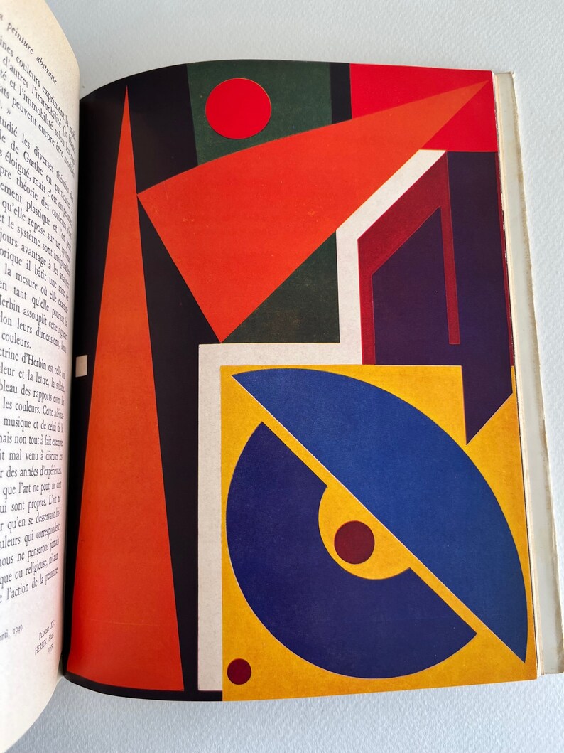 Pode incluir: Impress&atilde;o de arte geom&eacute;trica abstrata com um esquema de cores vermelho, amarelo, azul e preto. A impress&atilde;o &eacute; composta por formas e c&iacute;rculos sobrepostos.