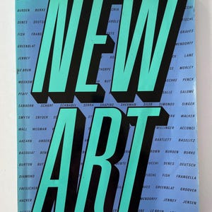 K&ouml;nnte beinhalten: Ein Buchcover mit den Worten "NEW ART" in gro&szlig;en, t&uuml;rkisfarbenen 3D-Blockbuchstaben. Der Titel ist vor einem hellblauen Hintergrund platziert, mit einer Liste von Namen in wei&szlig;em Text an den Seiten.