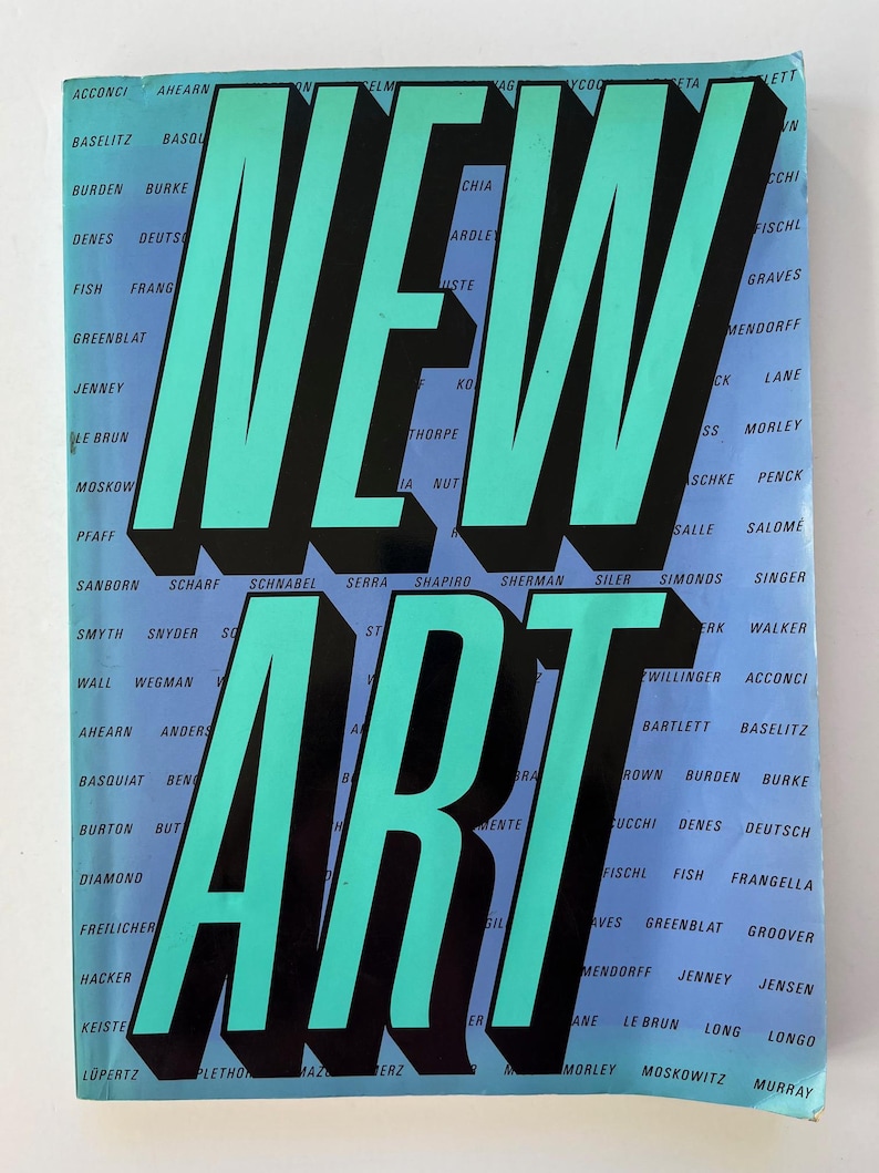 K&ouml;nnte beinhalten: Ein Buchcover mit den Worten "NEW ART" in gro&szlig;en, t&uuml;rkisfarbenen 3D-Blockbuchstaben. Der Titel ist vor einem hellblauen Hintergrund platziert, mit einer Liste von Namen in wei&szlig;em Text an den Seiten.
