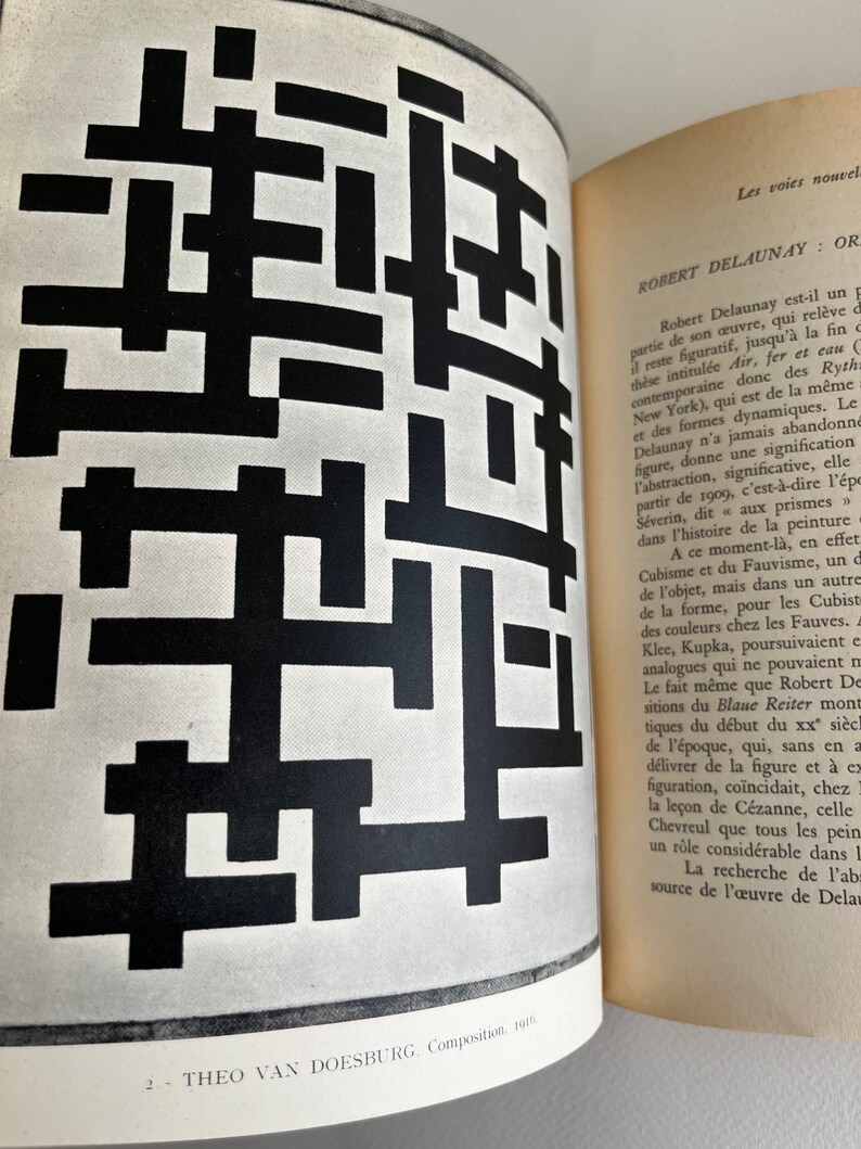 Pode incluir: Design geom&eacute;trico abstrato em preto e branco com linhas e quadrados que se cruzam. O design &eacute; intitulado "Composi&ccedil;&atilde;o, 1910" de Theo van Doesburg.