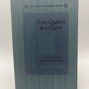 Puede incluir: Un libro de tapa dura titulado "Two Qualms & a Quirk" de Richard de Mille. El libro tiene una cubierta estampada en verde azulado y gris con el título en letras grandes de color azul oscuro. Parte de la serie YES! CAPRA CHAPBOOK SERIES.