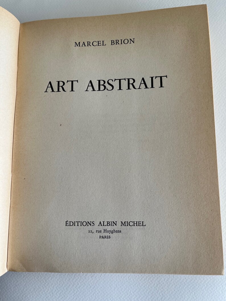 Pode incluir: Um livro intitulado "Art Abstrait" de Marcel Brion, publicado por Editions Albin Michel, 22, rue Huyghens, Paris.