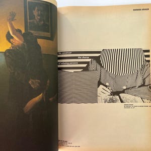 K&ouml;nnte beinhalten: Offenes Buch mit einem Kunstwerk von Barbara Kruger. Die linke Seite zeigt ein dunkles Bild von zwei Figuren. Die rechte Seite zeigt ein grafisches Design mit Streifen und dem Text "We construct the chorus of missing persons."