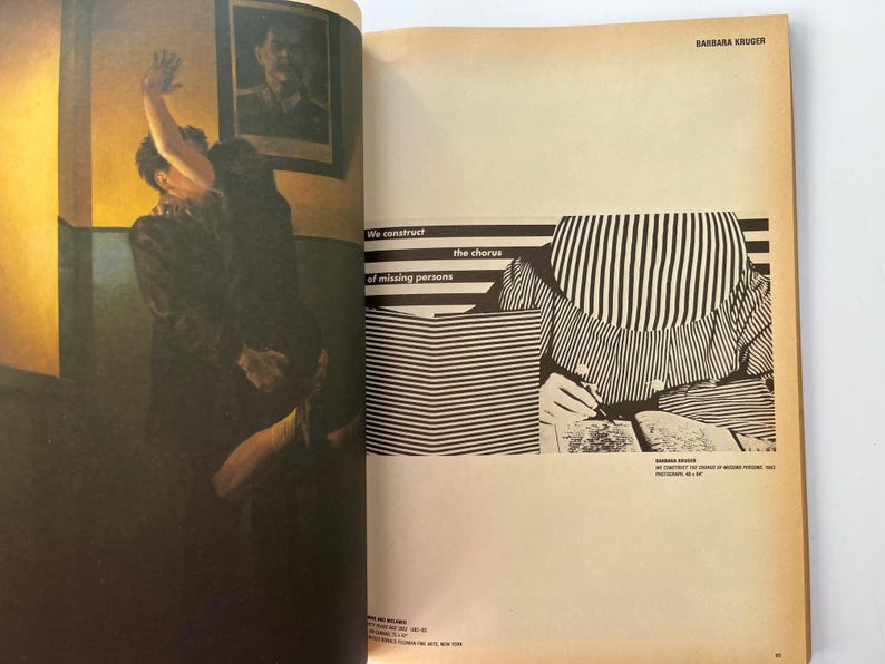 K&ouml;nnte beinhalten: Offenes Buch mit einem Kunstwerk von Barbara Kruger. Die linke Seite zeigt ein dunkles Bild von zwei Figuren. Die rechte Seite zeigt ein grafisches Design mit Streifen und dem Text "We construct the chorus of missing persons."