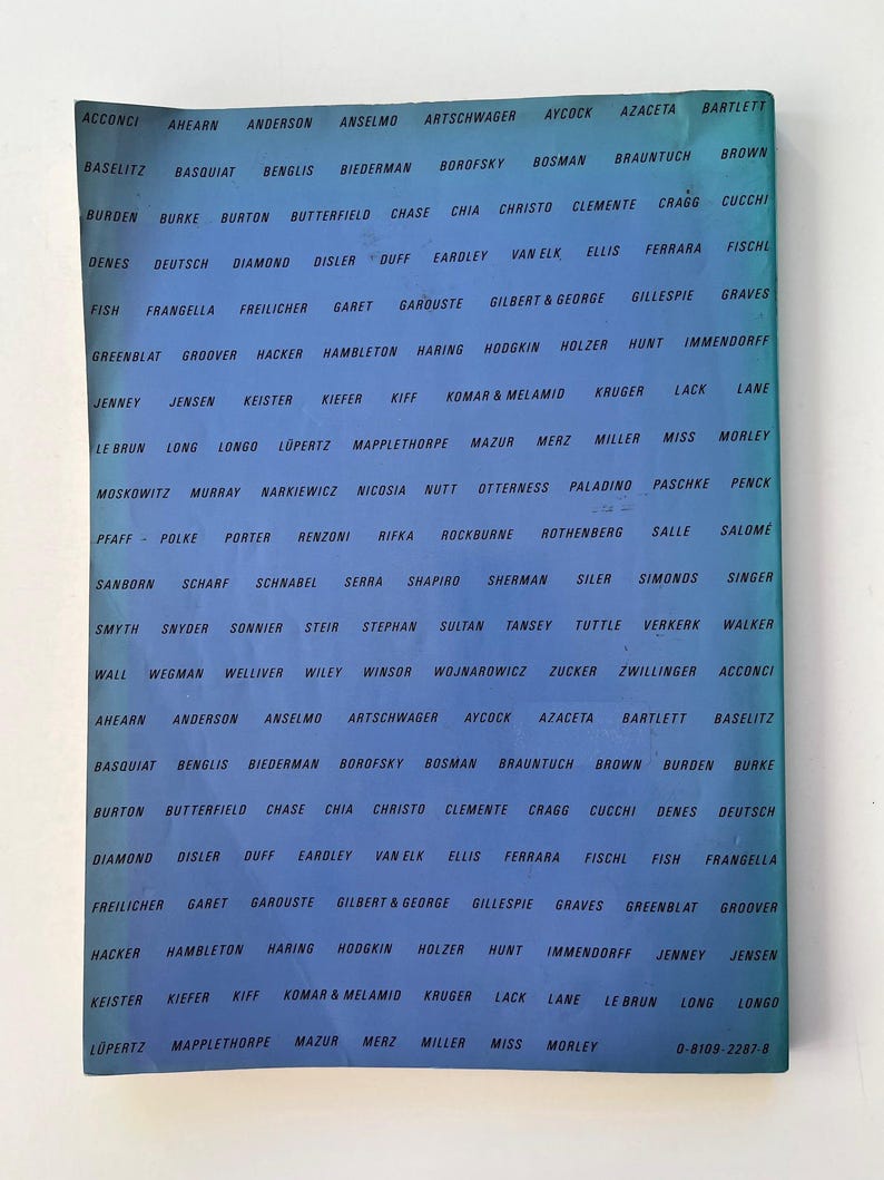 K&ouml;nnte beinhalten: Ein blau-wei&szlig; bedruckter Buchumschlag mit einer Liste von Namen in einem Raster. Die Namen sind wei&szlig;, mit einem blauen Farbverlauf im Hintergrund. Der Text "0-8109-2287-8" befindet sich unten rechts.