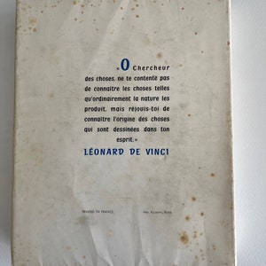 Pode incluir: Um livro branco com uma cita&ccedil;&atilde;o de Leonardo da Vinci na contracapa. A cita&ccedil;&atilde;o diz: "Chercheur des choses, ne te contente pas de conna&icirc;tre les choses telles qu'ordinairement la nature les produit, mais r&eacute;jouis-toi de conna&icirc;tre l'origine des choses qui sont dessin&eacute;es dans ton esprit."