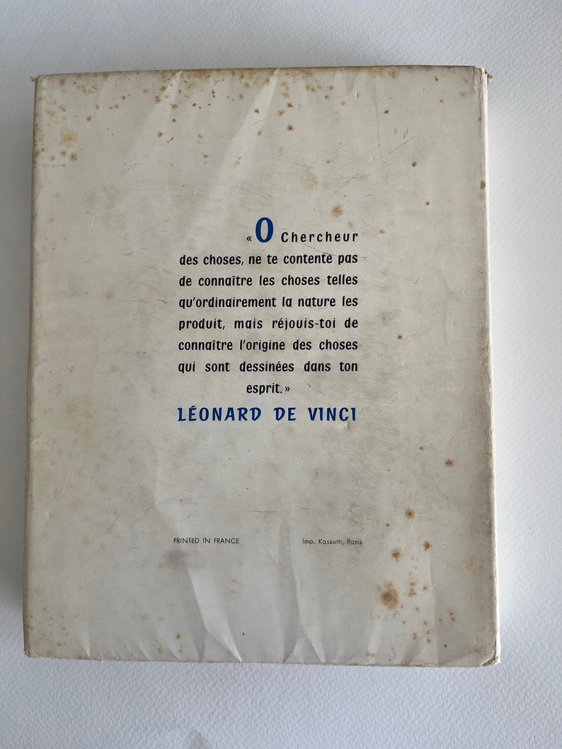 Pode incluir: Um livro branco com uma cita&ccedil;&atilde;o de Leonardo da Vinci na contracapa. A cita&ccedil;&atilde;o diz: "Chercheur des choses, ne te contente pas de conna&icirc;tre les choses telles qu'ordinairement la nature les produit, mais r&eacute;jouis-toi de conna&icirc;tre l'origine des choses qui sont dessin&eacute;es dans ton esprit."