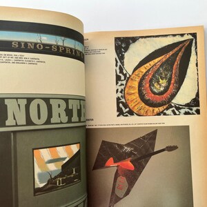 K&ouml;nnte beinhalten: Offenes Buch mit Kunstdrucken. Ein Druck zeigt eine Landschaft mit dem Text "SINO-SPRING". Ein weiterer Druck ist ein abstraktes Design mit orange, roten und schwarzen Farben. Ein dritter Druck ist ein gitarrenf&ouml;rmiges Design.