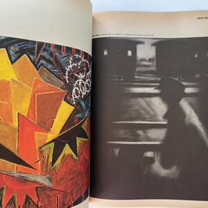 K&ouml;nnte beinhalten: Doppelseite aus einer Zeitschrift mit zwei unterschiedlichen Bildern. Die linke Seite zeigt ein abstraktes Gem&auml;lde mit geometrischen Formen in Rot, Gelb und Orange. Die rechte Seite zeigt eine Schwarz-Wei&szlig;-Fotografie einer Person, die auf einer Bank sitzt.