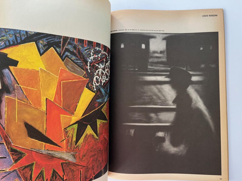 K&ouml;nnte beinhalten: Doppelseite aus einer Zeitschrift mit zwei unterschiedlichen Bildern. Die linke Seite zeigt ein abstraktes Gem&auml;lde mit geometrischen Formen in Rot, Gelb und Orange. Die rechte Seite zeigt eine Schwarz-Wei&szlig;-Fotografie einer Person, die auf einer Bank sitzt.