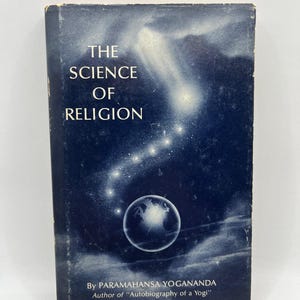 Może przedstawiać: Niebieska okładka książki z tytułem "The Science of Religion" autorstwa Paramahansy Yoganandy, autora "Autobiografii jogina". Okładka przedstawia stylizowany obraz komety i Ziemi.