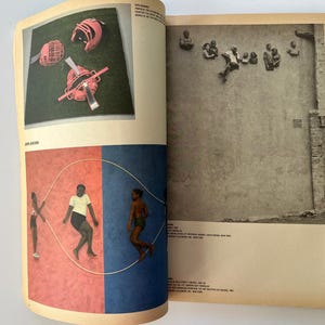 K&ouml;nnte beinhalten: Eine Doppelseite aus einem Vintage-Magazin mit k&uuml;nstlerischen Fotografien. Ein Bild zeigt Footballhelme und Gesichtsmasken auf gr&uuml;nem Rasen. Ein anderes zeigt drei Personen mit einem Springseil vor rotem und blauem Hintergrund. Ein drittes Bild zeigt Skulpturen an einer Wand.