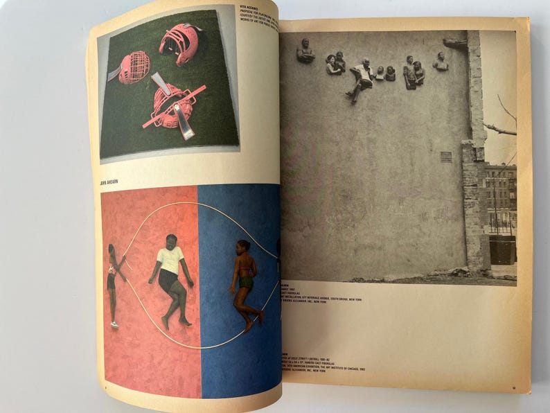 K&ouml;nnte beinhalten: Eine Doppelseite aus einem Vintage-Magazin mit k&uuml;nstlerischen Fotografien. Ein Bild zeigt Footballhelme und Gesichtsmasken auf gr&uuml;nem Rasen. Ein anderes zeigt drei Personen mit einem Springseil vor rotem und blauem Hintergrund. Ein drittes Bild zeigt Skulpturen an einer Wand.
