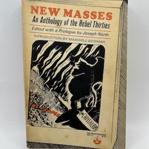 Könnte beinhalten: Ein Vintage-Taschenbuch mit dem Titel "New Masses: An Anthology of the Rebel Thirties". Das Cover zeigt Schwarz-Weiß-Illustrationen mit den Worten "Kapitalismus" und "The People". Das Buch wurde von Joseph North herausgegeben.