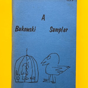 Op de afbeelding: Een blauw boek met de titel "A Bukowski Sampler" met een zwarte illustratie van een persoon in een kooi en een vogel. Het boek heeft een prijskaartje van $1,75 in de rechterbovenhoek. De achtergrond is geel.