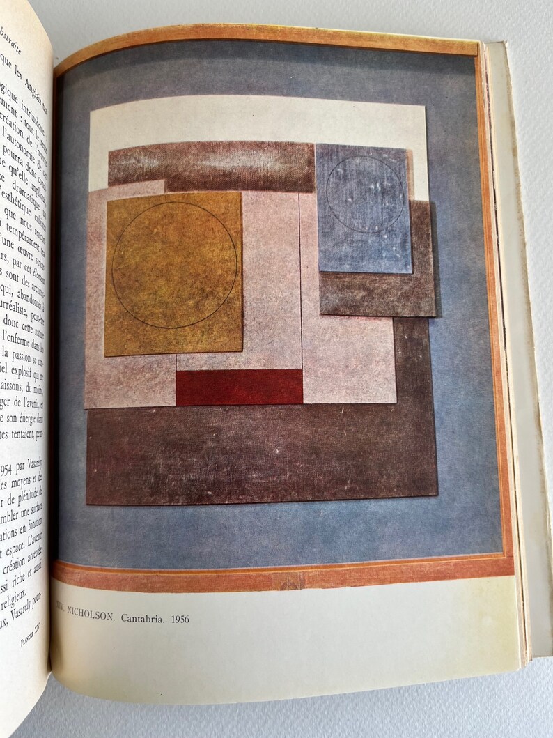 Pode incluir: Pintura geom&eacute;trica abstrata com um esquema de cores marrom, vermelho e azul. A pintura apresenta um c&iacute;rculo dentro de um quadrado, e o texto "NICHOLSON, Cantabria. 1956" &eacute; vis&iacute;vel na parte inferior.