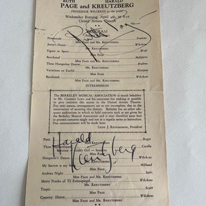 Può includere: Un programma in bianco e nero per uno spettacolo musicale di Ruth Page e Harald Kreutzberg. Il programma elenca i brani musicali che saranno eseguiti, tra cui "Promenade", "Jester's Dance", "Figure in Space", "Bacchanal", "Three Hungarian Dances", "Variations on Euclid", "Arabian Night", "Merry Pranks of Til Eulenspiegel", "Tropic" e "Country Dance". Il programma include anche i nomi degli artisti, tra cui Ruth Page, Harald Kreutzberg e Frederick Wilckens.